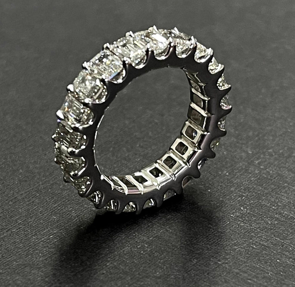 White gold Uternity band