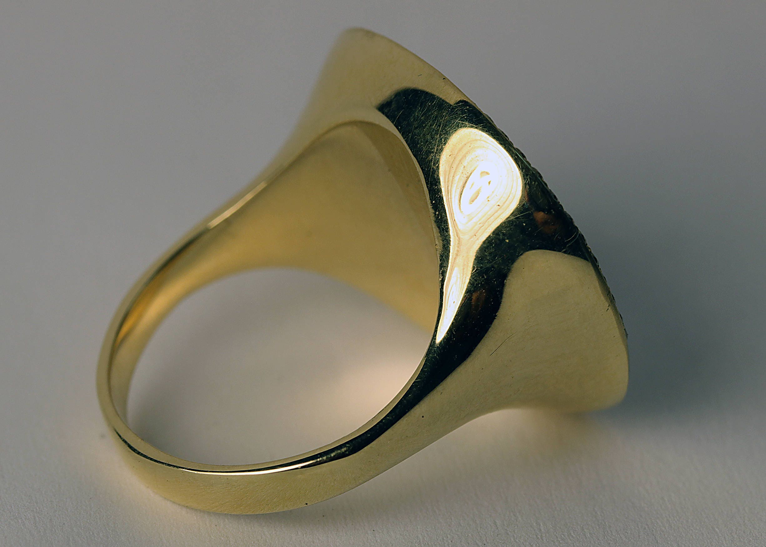 Yellow gold mother of pearl ring with 0.30ct tw diamonds, art deco