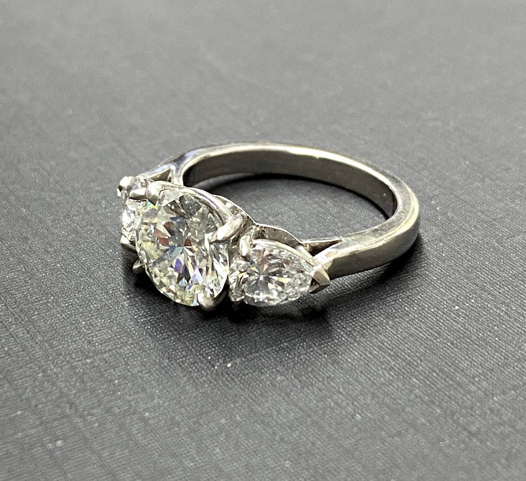 Round diamond center platinum engagement ring