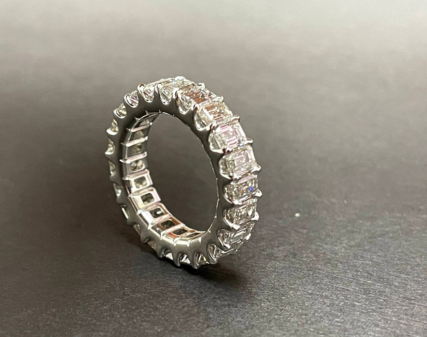 White gold Uternity band