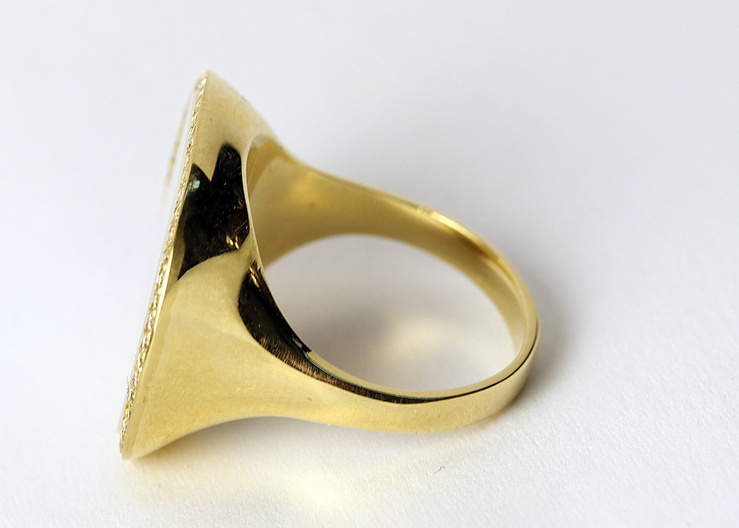 Yellow gold mother of pearl ring with 0.30ct tw diamonds, art deco