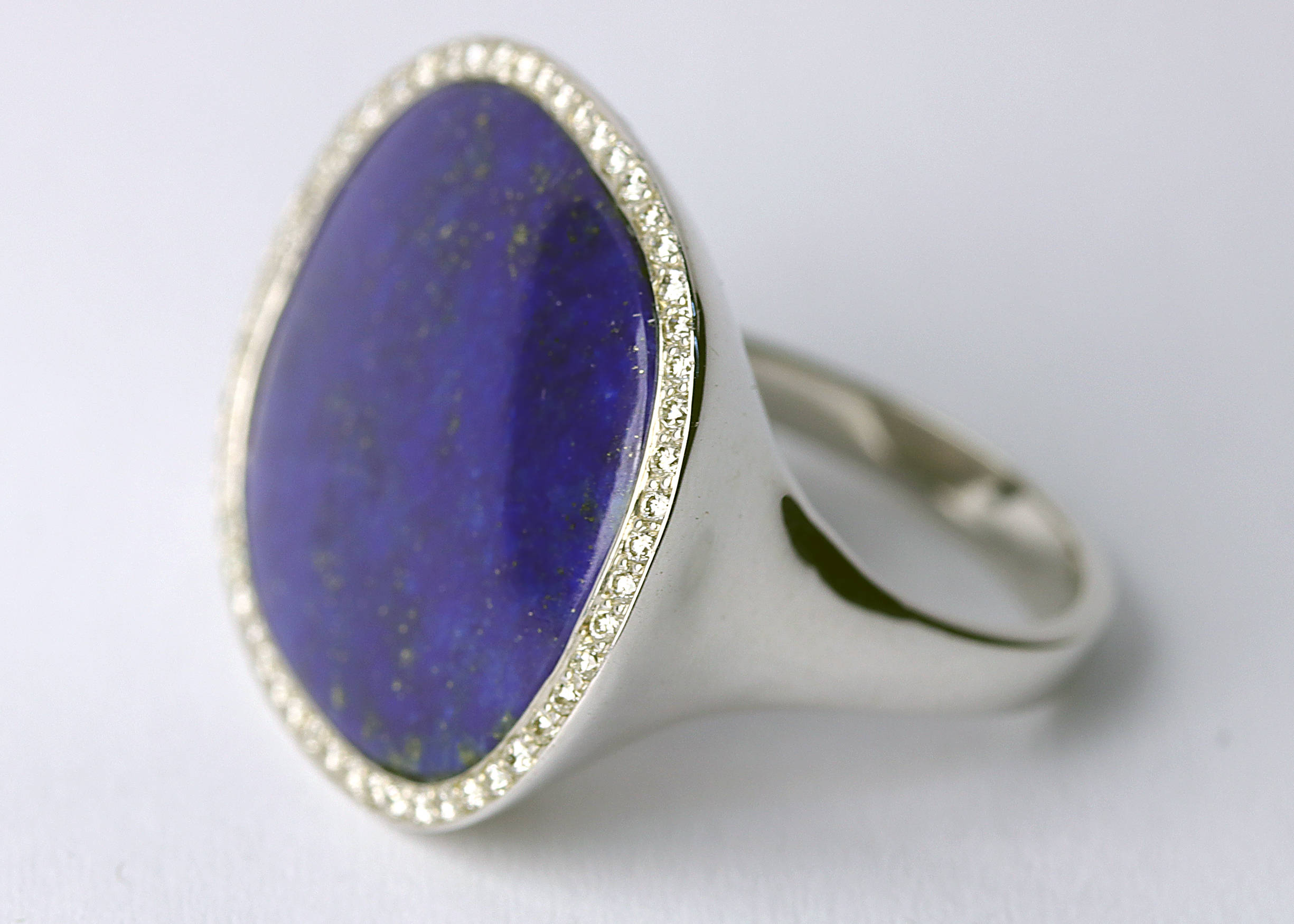 White gold Giant Lapis ring 0.30ct tw diamonds