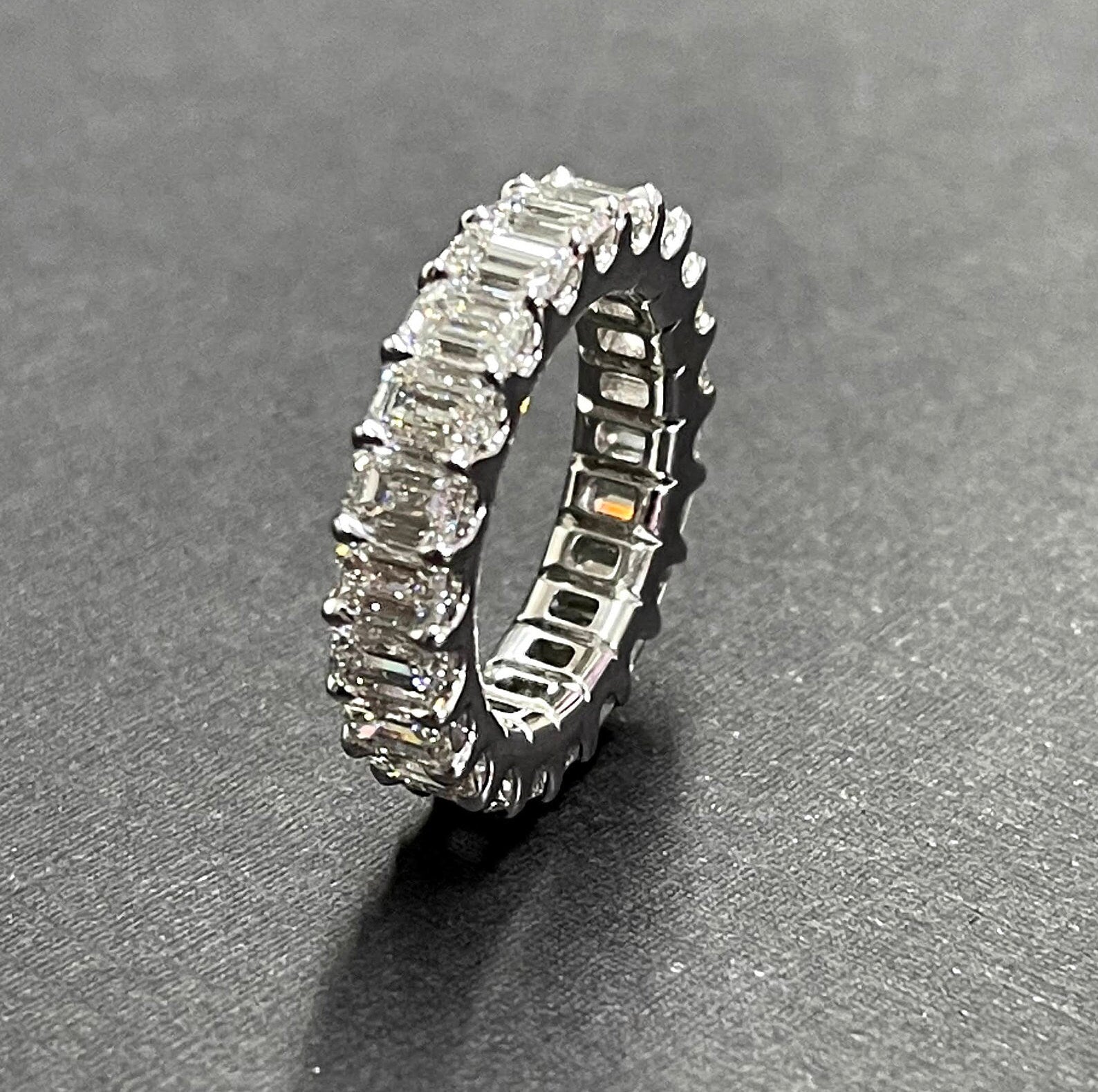 White gold Uternity band