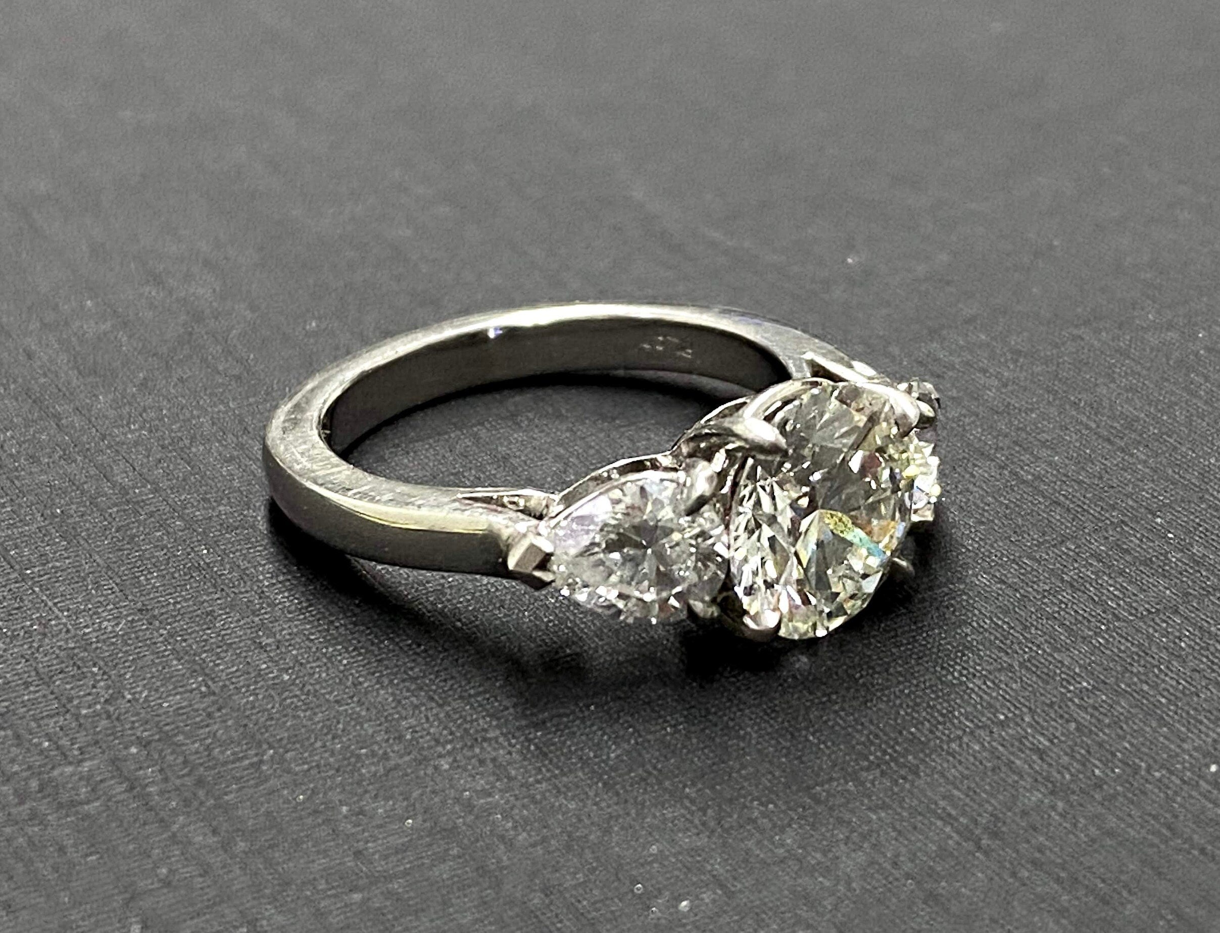 Round diamond center platinum engagement ring