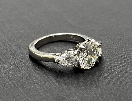 Round diamond center platinum engagement ring