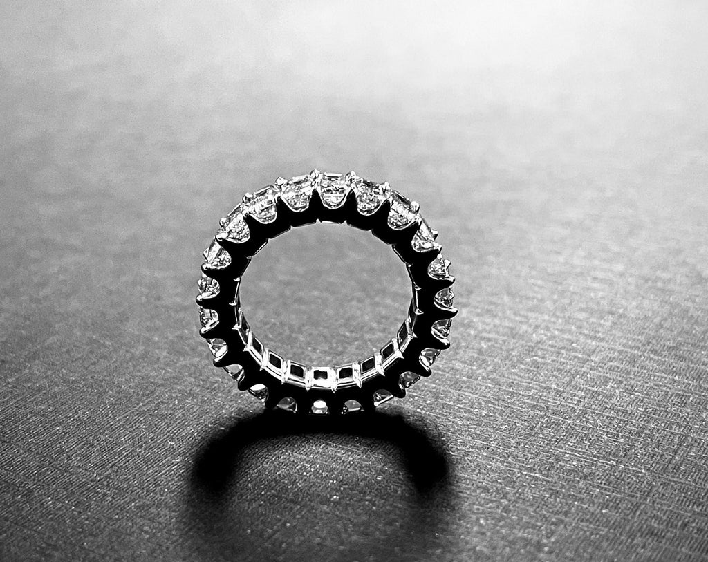 White gold Uternity band