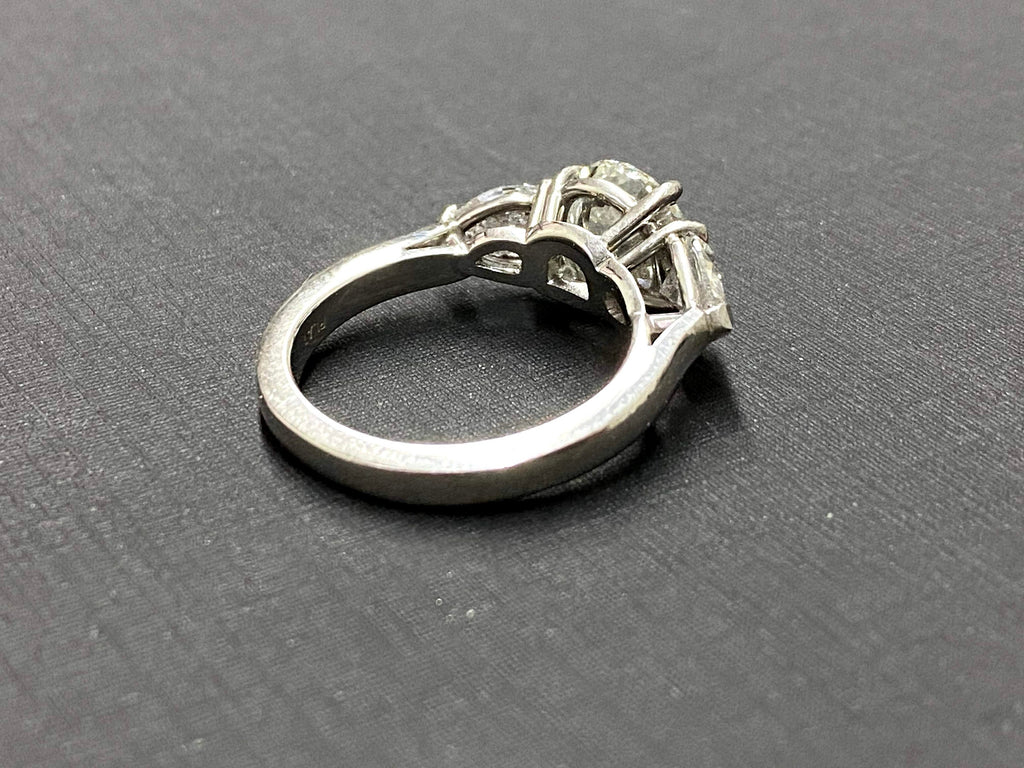 Round diamond center platinum engagement ring