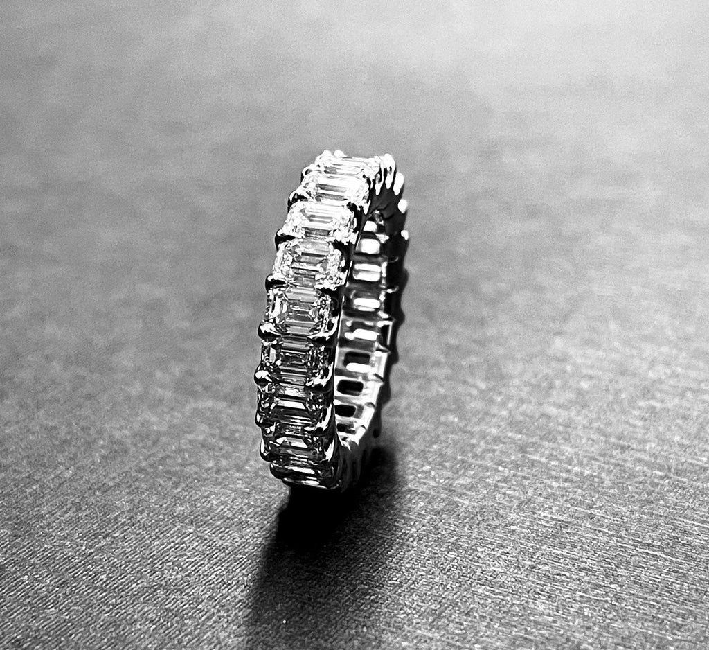 White gold Uternity band