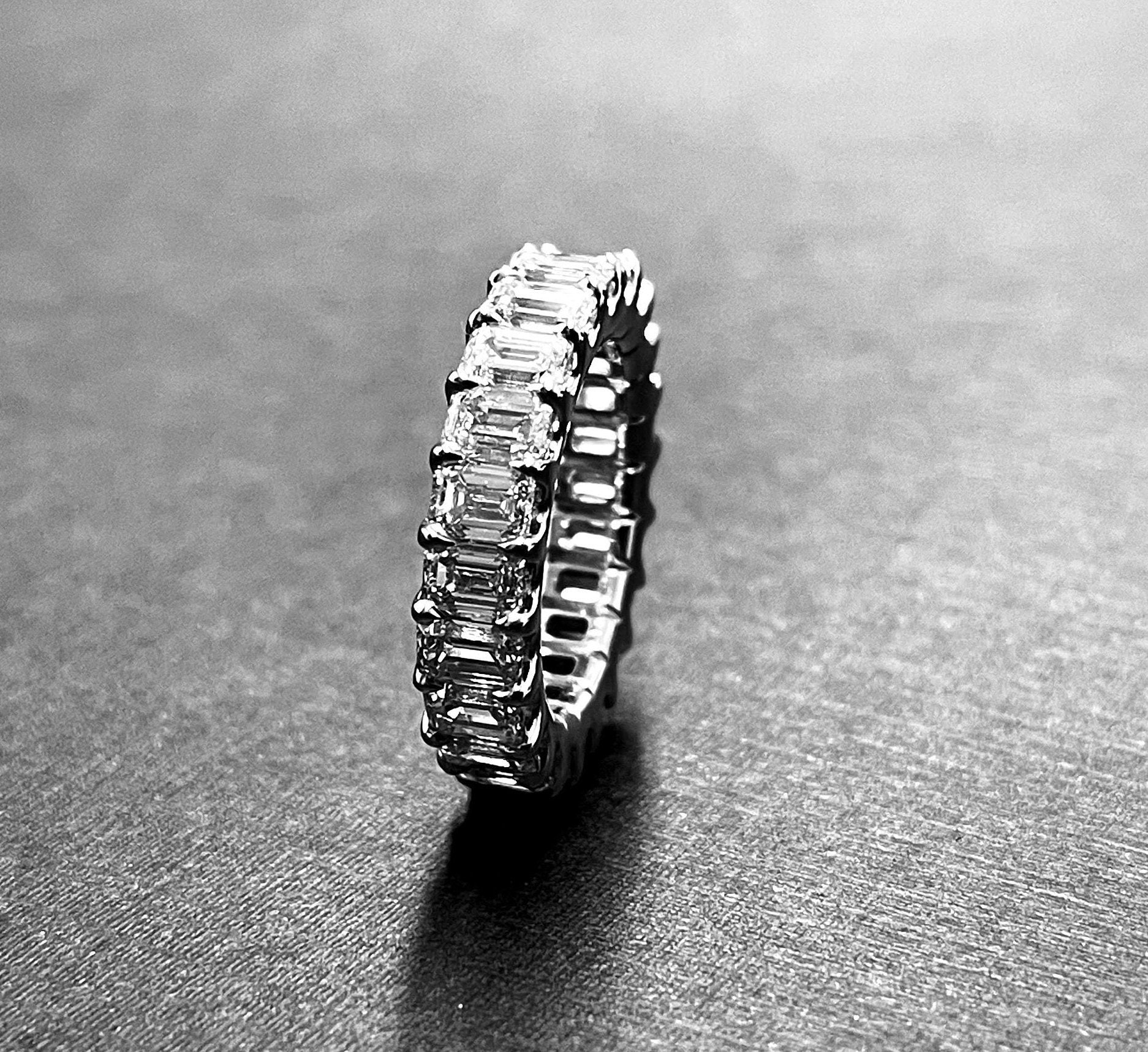 White gold Uternity band